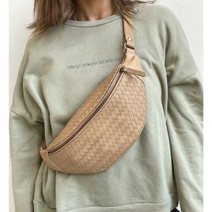 Mandrn 100% leather Woven Tan Fanny Pack